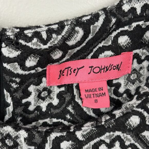 Betsey Johnson Black Gray Medallion Cap Sleeve Knit Sheath Dress Size 8 Stretch - Picture 5 of 10